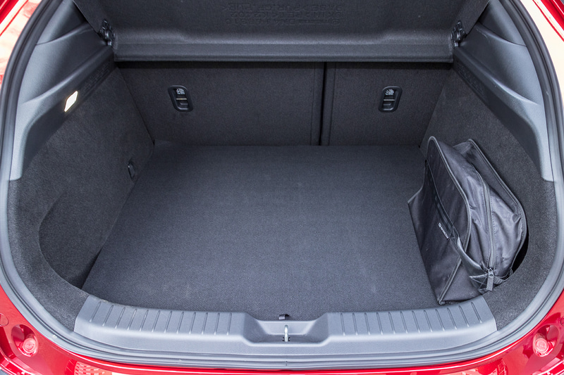 メーターなどの違いはあるものの、基本レイアウトはM HYBRID仕様と共通。なお、MX-30 EV MODELではコネクティッドサービスとスマートフォン専用アプリ「MyMazda」が連携し、バッテリー残量やエアコン作動状況などクルマの状態をMyMazdaアプリで確認できる「リモートモニター」機能などを利用できる