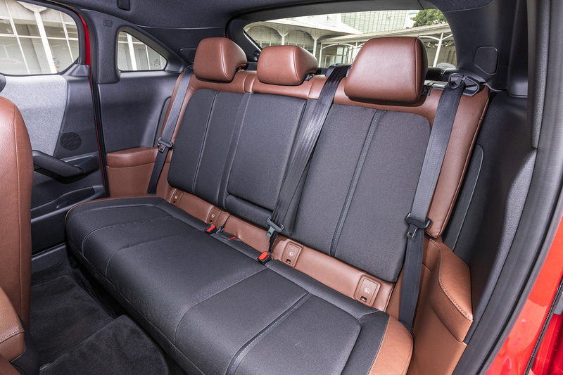 メーターなどの違いはあるものの、基本レイアウトはM HYBRID仕様と共通。なお、MX-30 EV MODELではコネクティッドサービスとスマートフォン専用アプリ「MyMazda」が連携し、バッテリー残量やエアコン作動状況などクルマの状態をMyMazdaアプリで確認できる「リモートモニター」機能などを利用できる