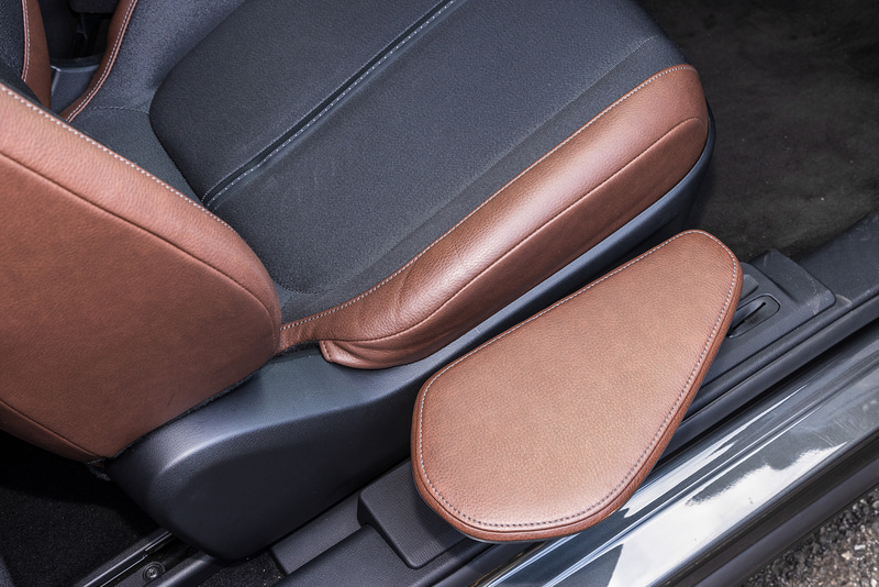 「self-empowerment Driving Vehicle」ではステアリングホイールの「アクセルリング」でアクセル操作を、シフトノブ右上にレイアウトされるレバーでブレーキ操作を行なう。シート横には乗降性を高める折りたたみが可能なシートサポートが備わる