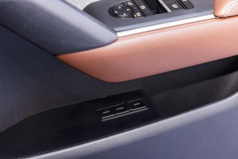 センターオープン式のフリースタイルドアのリアドアは電動開閉式を採用。スイッチはステアリング右側およびドアポケット上部の2か所に備わる