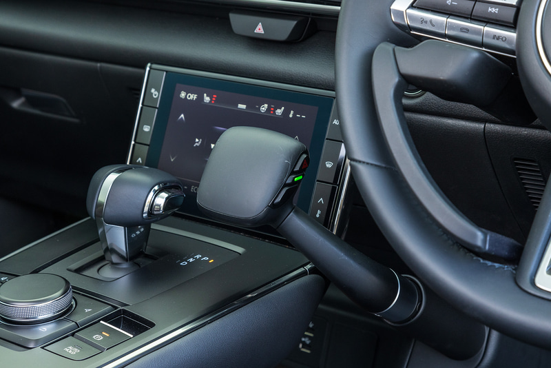 ブレーキレバー横にハザードスイッチ、指で触れる部分にパドルと同様の操作が行なえるスイッチを用意