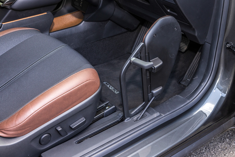 「self-empowerment Driving Vehicle」ではステアリングホイールの「アクセルリング」でアクセル操作を、シフトノブ右上にレイアウトされるレバーでブレーキ操作を行なう。シート横には乗降性を高める折りたたみが可能なシートサポートが備わる