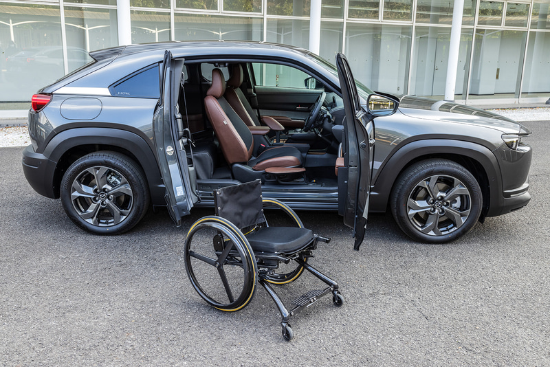 開発中の「self-empowerment Driving Vehicle」と専用設計のクルマ椅子