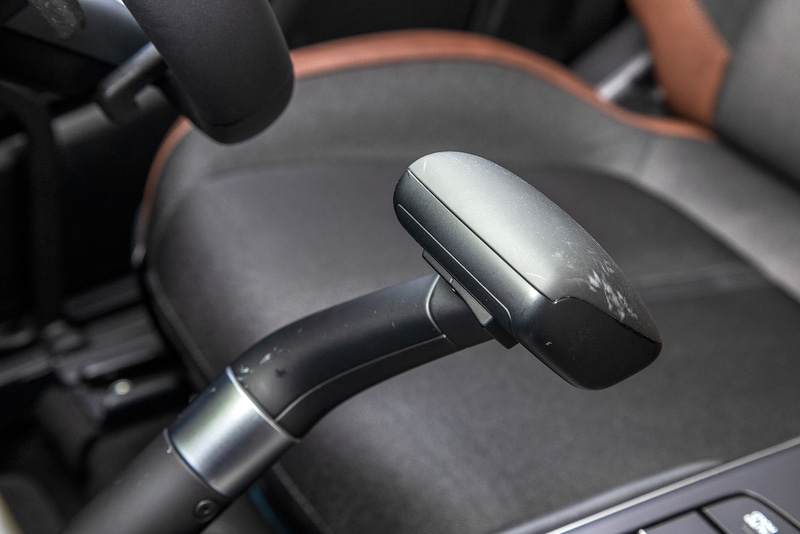 ブレーキレバー横にハザードスイッチ、指で触れる部分にパドルと同様の操作が行なえるスイッチを用意