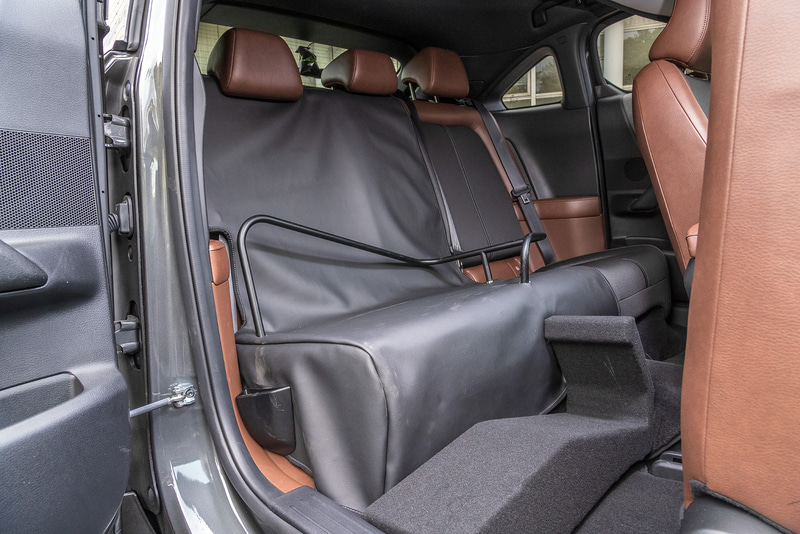 クルマ椅子は後席に固定できるようにしてあり、座面と本体を簡単に分離して置くことができる。クルマ椅子の本体重量は約6kg程度とのことで、「self-empowerment Driving Vehicle」と合わせて今秋の市販化を目指している