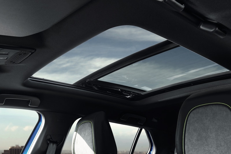 標準装備となったパノラミックサンルーフ