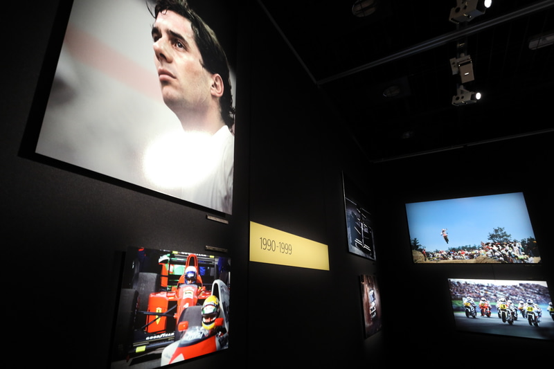 日本レース写真家協会 JRPA50周年写真展、1970年代、1980年代、1990年代……と各時代ごとに展示される