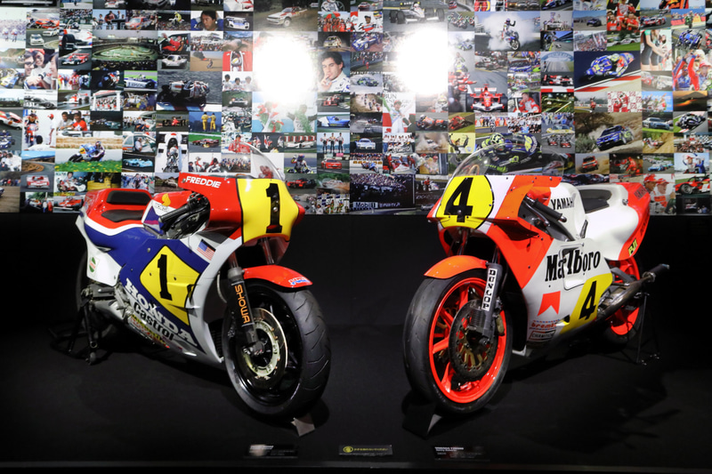 1983年にケニー・ロバーツ選手が駆ったヤマハ YZR500（右）と1984年にフレディ・スペンサー選手が駆ったホンダ NS500（左）。どちらも本物、とくにYZR500（OW70）は特別に整備し直したものとのこと