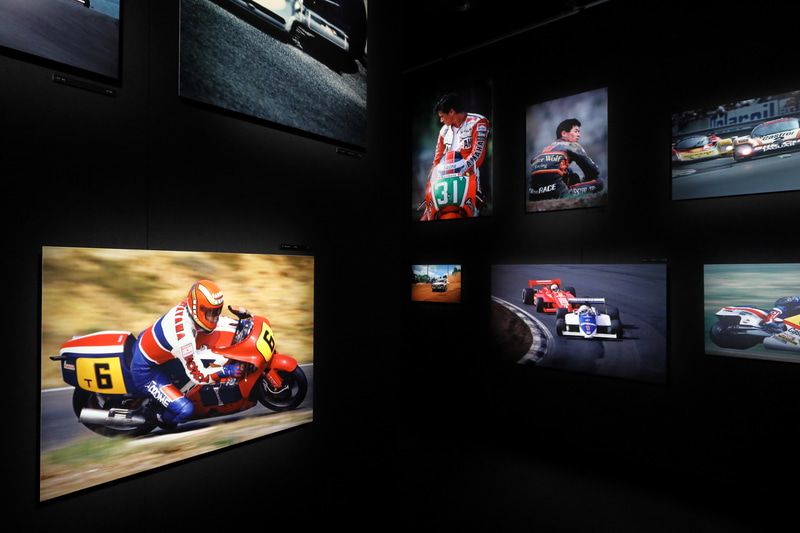 中央右、31号車の平忠彦選手の世界GP250参戦写真が熱田護カメラマン撮影によるもの。左下のNR500を駆る片山敬済選手の写真は金子博カメラマン