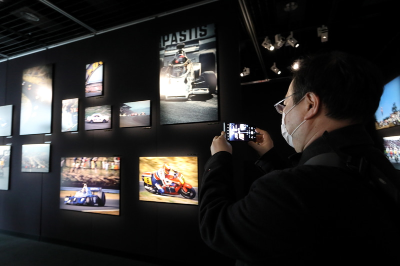 スマートフォンでメモ代わりに撮影中の筆者。こんな感じならOK