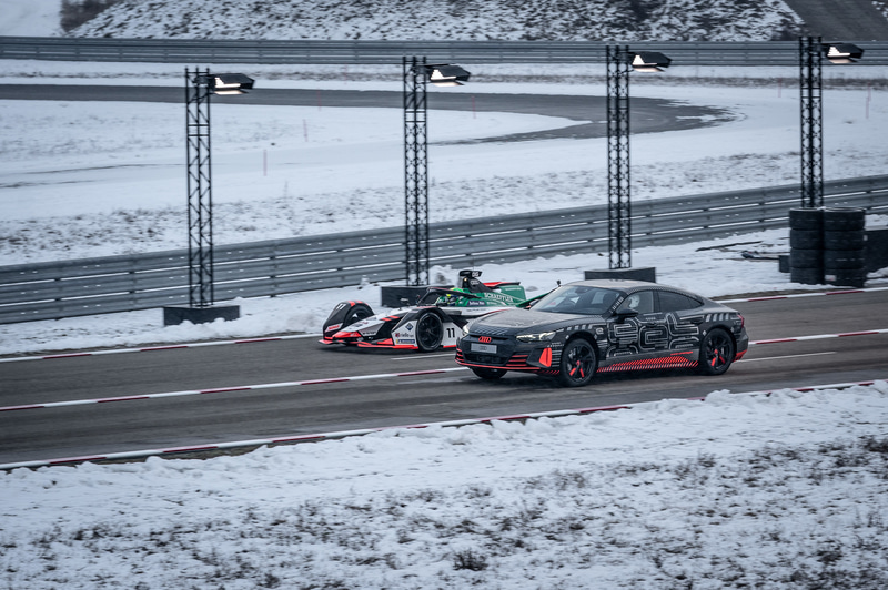 RS e-tron GTがリード