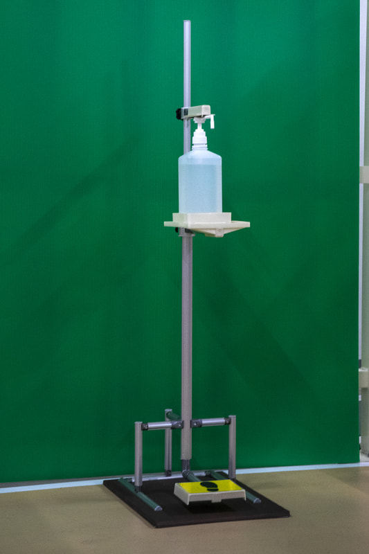 トヨタ自動車が販売する足踏み式消毒スタンドの「しょうどく大使」。価格は8000円（税別）。商品サイズは330×430×1169mm（幅×奥行き×高さ）で重量は約3.2kg。消毒液は付属しない