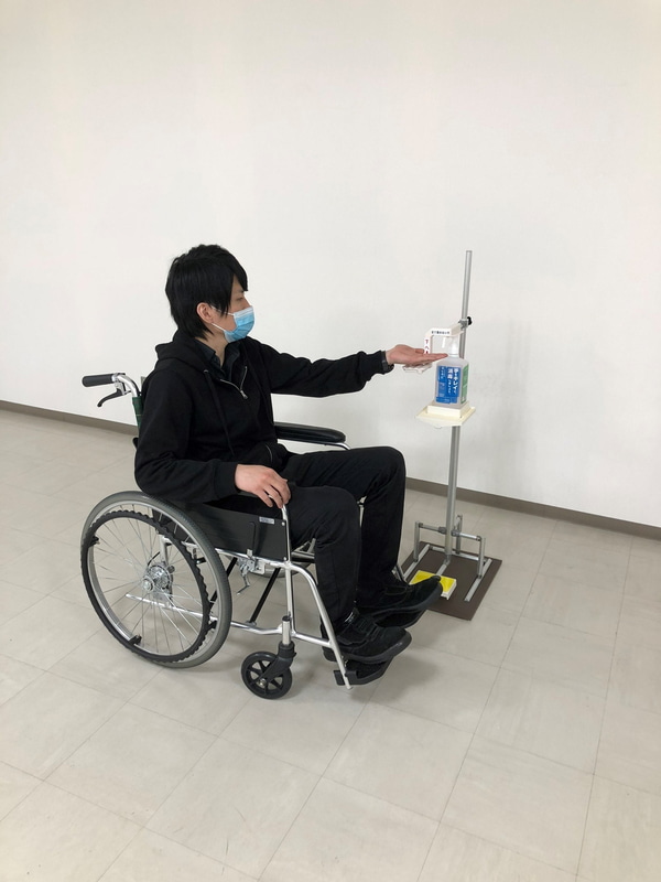 病院だけでなく自宅で車いすを使用している人向けには、手の甲でポンプを操作できる仕様も用意している