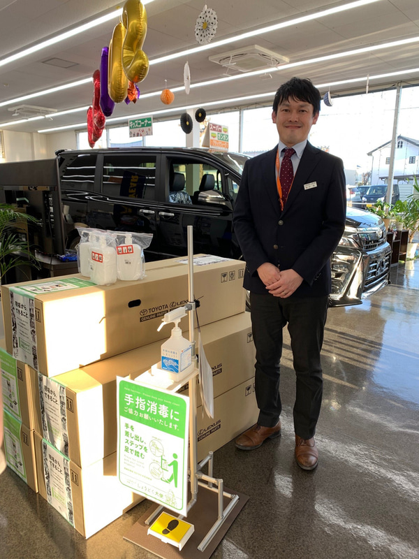 トヨタカローラ名古屋の伊藤店長とショールームに置かれた「しょうどく大使」