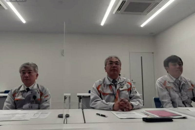 発表はオンラインで行なわれ、愛知製鋼株式会社 経営役員 開発本部長 野村一衛氏、執行役員 スマートカンパニー 磁石事業室担当 御手洗浩成氏、未来創生開発部 EVモータ開発グループ 磁粉開発チーム長 山崎理央氏のほか、画面外に東北大学大学院工学研究科 知能デバイス材料学専攻 教授 杉本諭氏が説明した