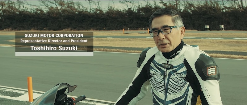 自らライディングして感想をコメントする鈴木俊宏社長