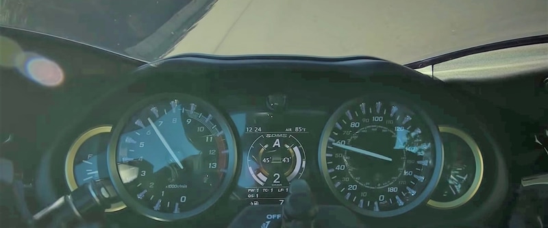 ハヤブサの特徴でもある5連メーターのデザインも継承