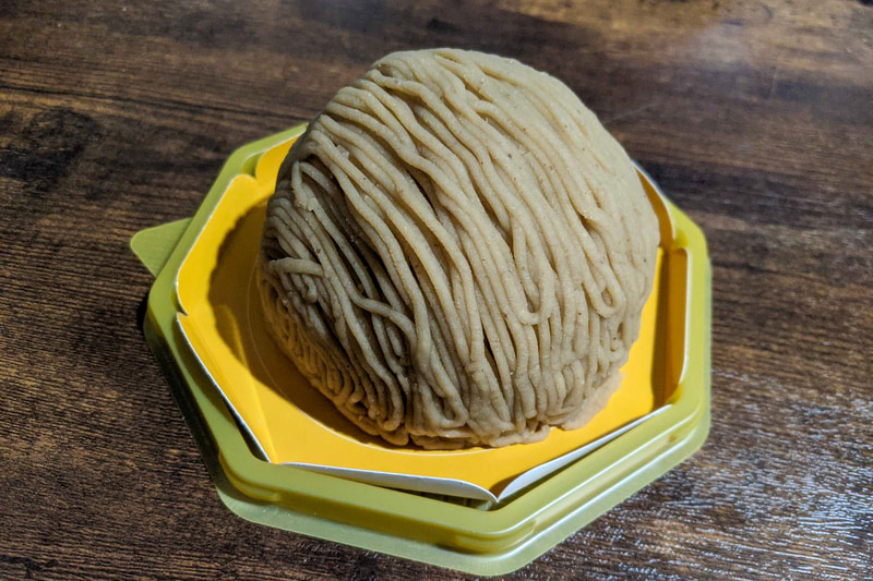 こちらが小布施堂の「朱雀モンブラン」。写真では対比するものがありませんが、サイズはだいたい石原さとみさんの右こぶし大くらいでしょうか