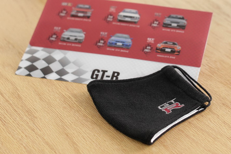 スカイライン GT-Rのロゴを刺繍したオリジナルマスク。1540円