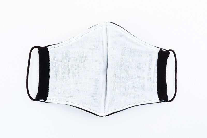 前面には防臭・抗菌作用が施された素材（糸）を使用したニット生地を使用し、内面にはWガーゼを使用して肌触りよく仕上げた。ニット製品のため、洗濯の際には注意が必要