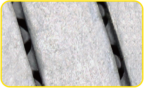 3Dトレッドテクノロジー：溝内部に配置した3Dブレードの凸凹でブロック間を支え合い、動きを抑制。ドライ性能に貢献するとともに、エッジ効果で降雪時のグリップにも貢献