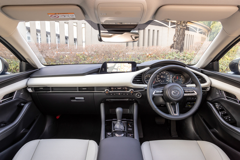 白革内装で明るい印象を受けるX L Packageのインテリア