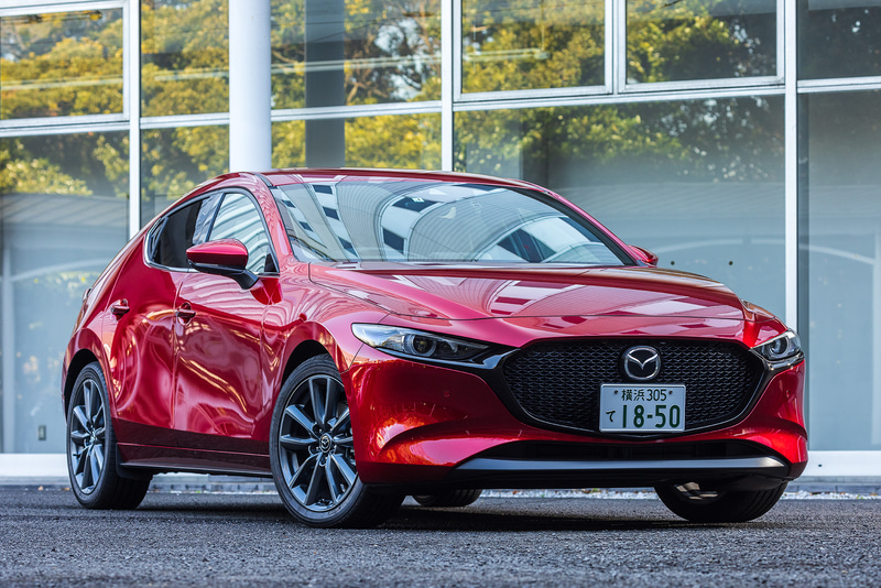 SKYACTIV-D 1.8を搭載するファストバックのMAZDA3「XD L Package」（2WD/297万3055円）。SKYACTIV-D 1.8搭載車では最高出力を85kW（116PS）から95kW（130PS）に向上させるとともに、より広いエンジン回転域で力強いトルクを発揮する制御を行なうことで、アクセルを踏み始めた瞬間の応答を大幅に改良したという