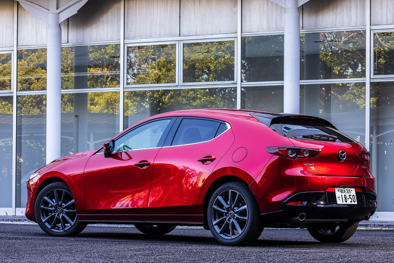 SKYACTIV-D 1.8を搭載するファストバックのMAZDA3「XD L Package」（2WD/297万3055円）。SKYACTIV-D 1.8搭載車では最高出力を85kW（116PS）から95kW（130PS）に向上させるとともに、より広いエンジン回転域で力強いトルクを発揮する制御を行なうことで、アクセルを踏み始めた瞬間の応答を大幅に改良したという