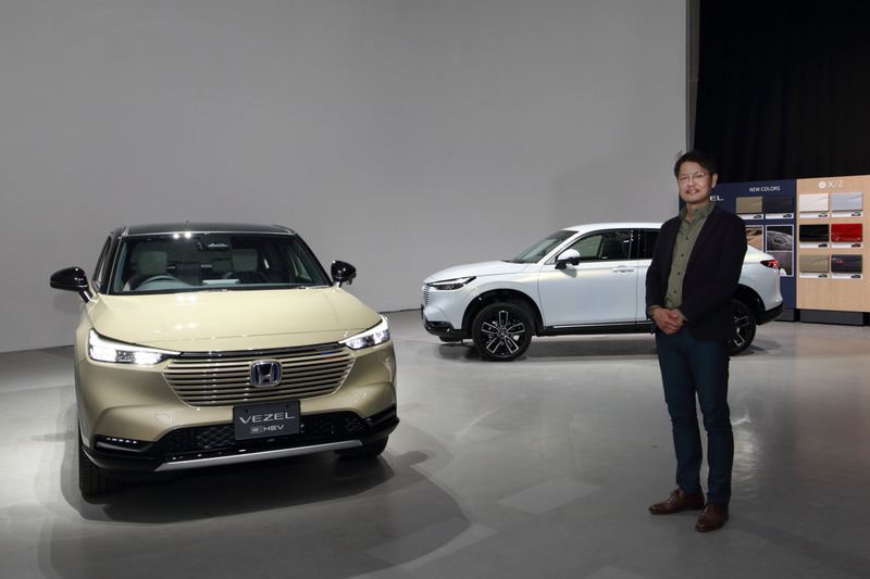 新型ヴェゼル。横に立っているのが開発責任者の岡部宏二郞氏