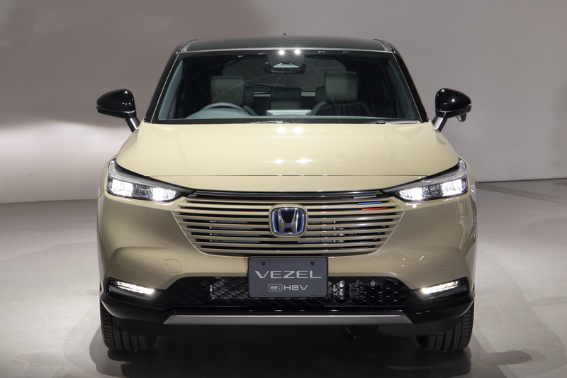 新型ヴェゼル e：HEV PLaYのサイド、フロント、リアビュー