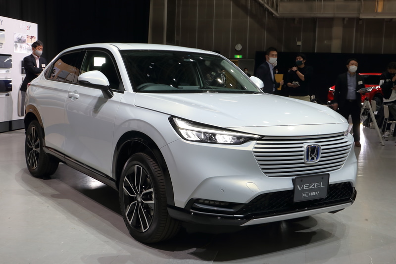 こちらはe：HEV Z。ボディカラーはプレミアムサンライトホワイト・パール