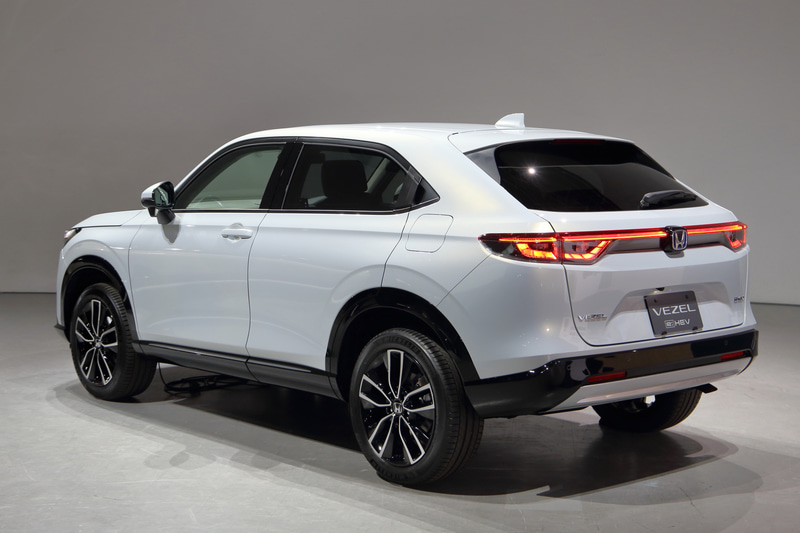 こちらはe：HEV Z。ボディカラーはプレミアムサンライトホワイト・パール