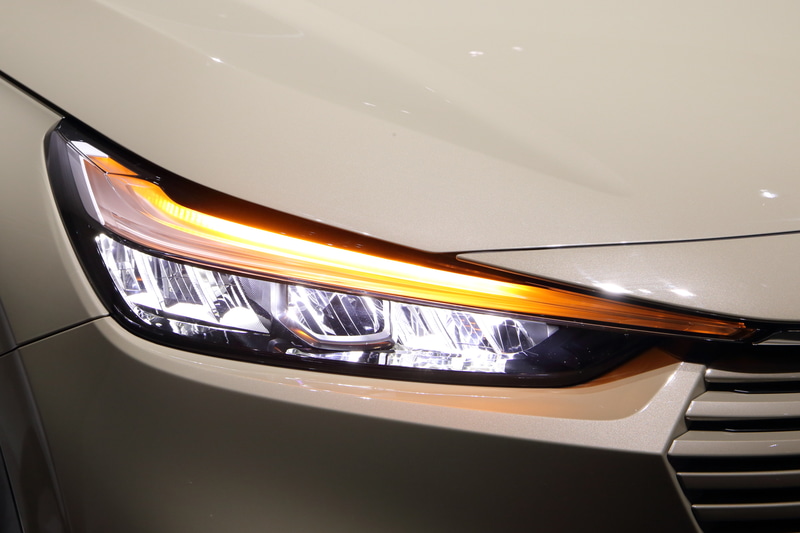 フロントウィンカーはLEDシーケンシャルターンシグナルランプ（e：HEV Z、e：HEV PLaY）