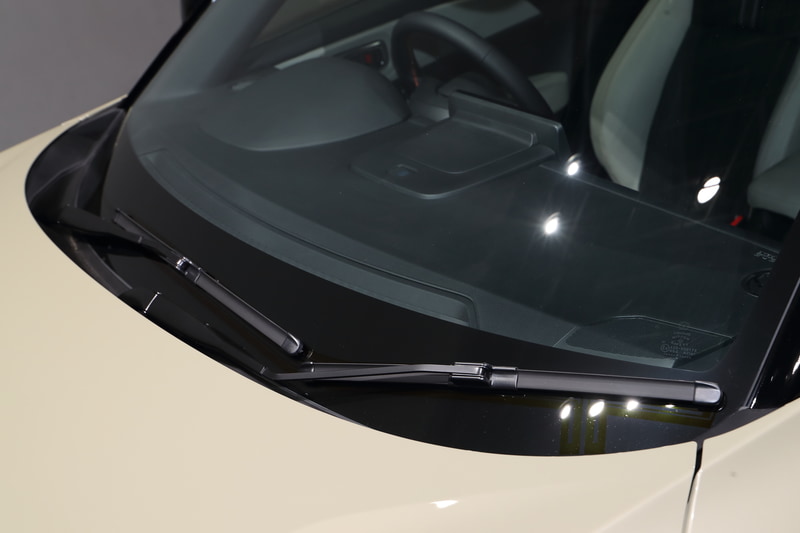 ワイパーは運転席から見えないような位置に設置されている