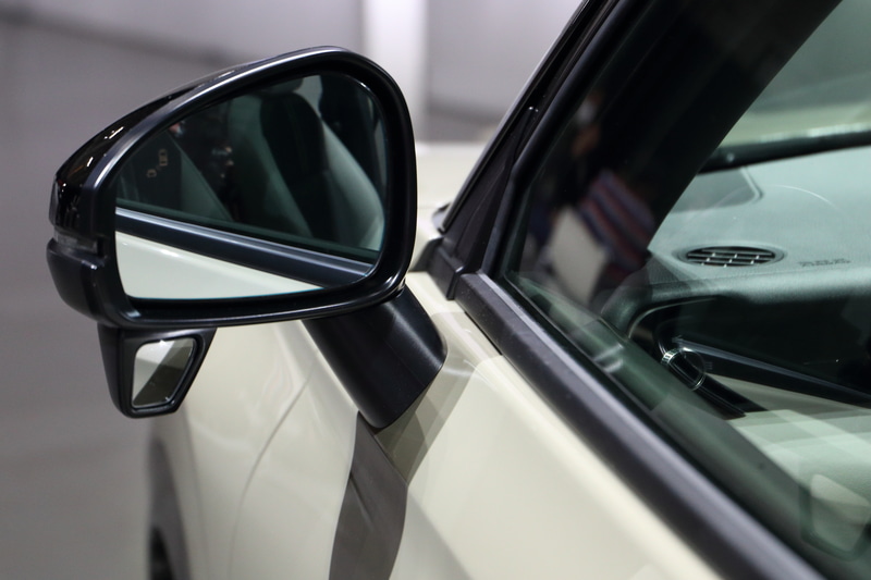 左側サイドミラーはサイドアンダーミラー一体式