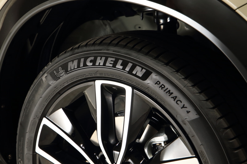 いくつかのタイヤをテストして乗り味がいちばん理想的だったミシュラン「プライマシー4」をチョイスしたという。ここにも開発陣のこだわりが見える