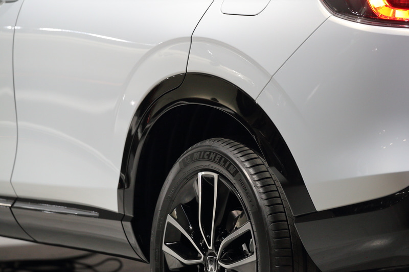 前後フェンダーはオーバーフェンダーにも見える造形と塗り分けがされている。この処理はフロントサイドビューを薄く見せる効果もある