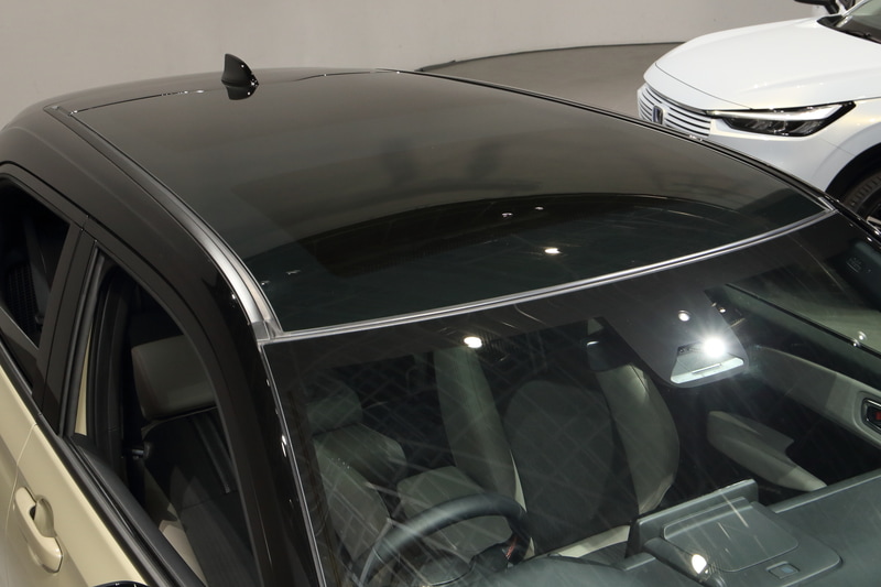 e：HEV PLaYはルーフ色がブラックになる