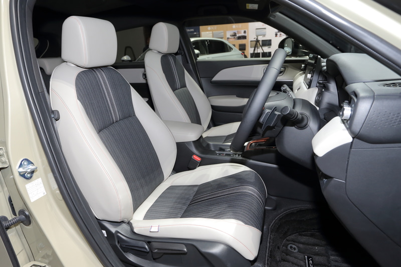 e：HEV PLaYのシート。2トーンカラーとなる。体が触れる部分は耐久性が高く、汚れを過度に気にしなくて済むよう明度を落としたファブリック生地が使われる