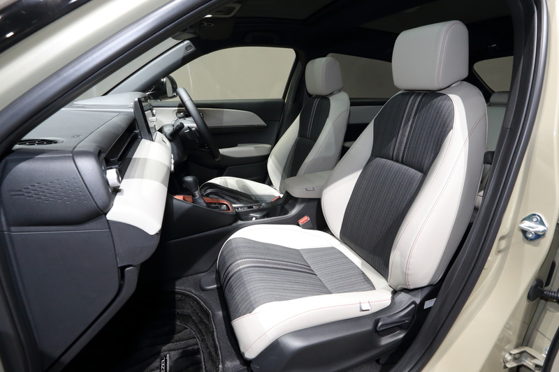 e：HEV PLaYのシート。2トーンカラーとなる。体が触れる部分は耐久性が高く、汚れを過度に気にしなくて済むよう明度を落としたファブリック生地が使われる