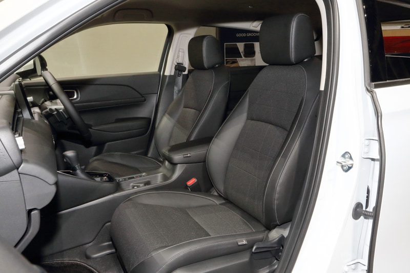 e：HEV Zのシート。こちらも体が触れる部分は耐久性の高く、汚れが目立たない黒系ファブリックとなる。アクティブにも使えるクルマだけにこうした「気楽さ」を追加したという