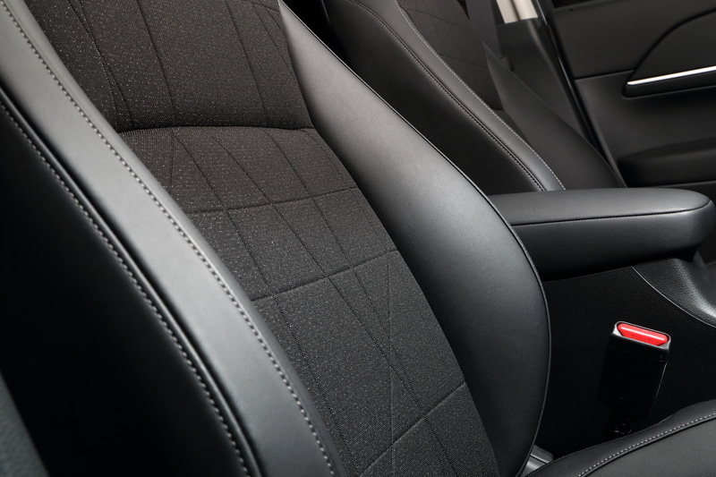 e：HEV Zのシート。こちらも体が触れる部分は耐久性の高く、汚れが目立たない黒系ファブリックとなる。アクティブにも使えるクルマだけにこうした「気楽さ」を追加したという