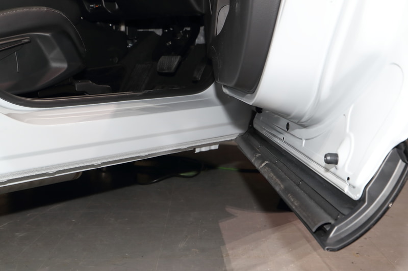 ドアと別体に見えるサイドアンダー部のプレートはドアと一緒に開く。そのため乗り込みの際に軸足を車体により近くに置けるので乗り込み動作がしやすい。また、ステップ部はドアを閉めているとカバーされているので汚れが付きにくいため、乗り込む際にパンツやスカートの裾がステップに触れても汚れにくい