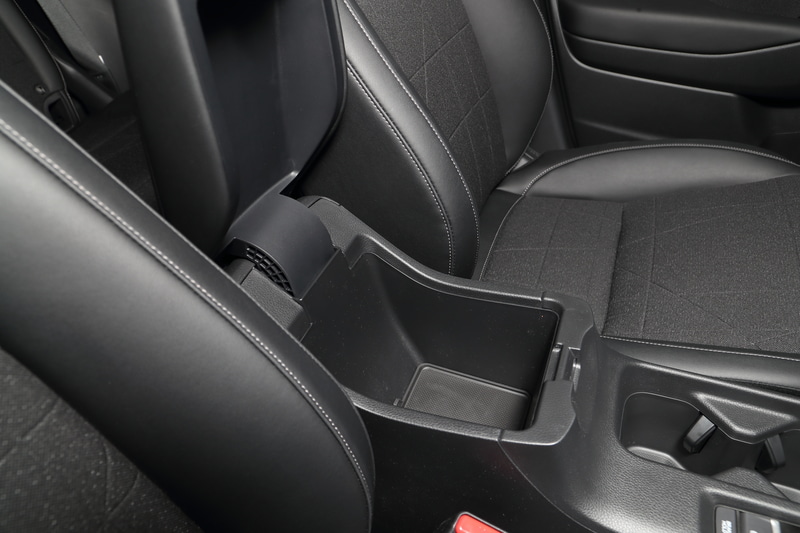 センターコンソールはリッドを空けると収納になっている