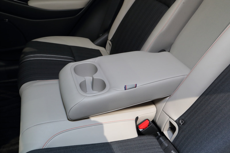 リアシートのアームレストはドリンクホルダー付き