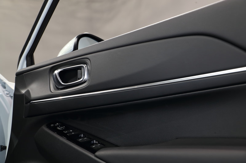 インテリアのシルバーパーツは質感を高める理由から樹脂＋塗装ではなく金属製となっている