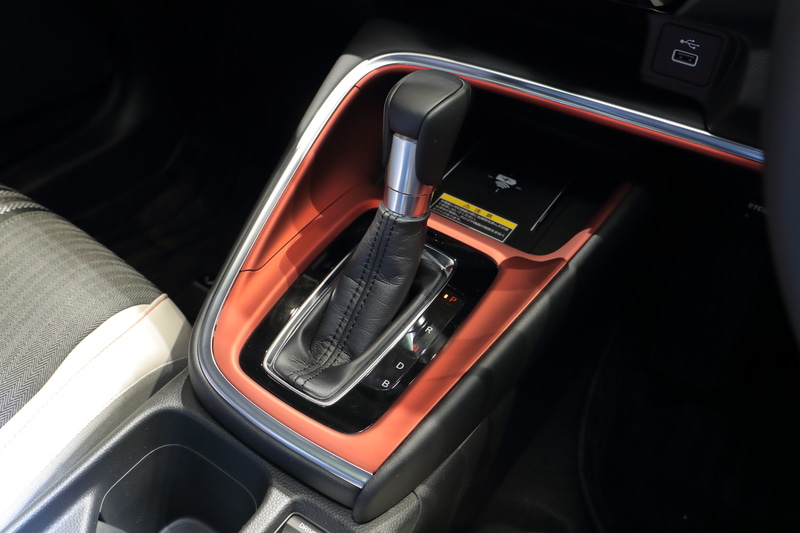 e：HEV PLaYのみシフトまわりにオレンジの加飾が入る