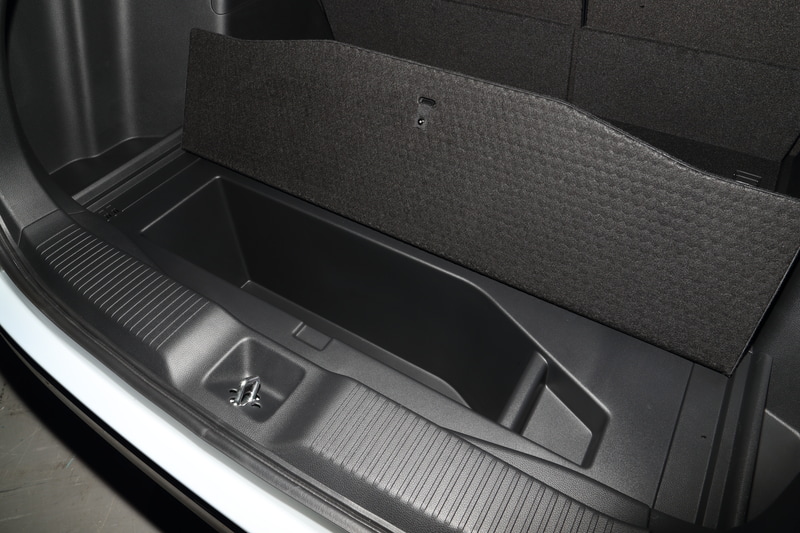 ラゲッジスペース下の収納