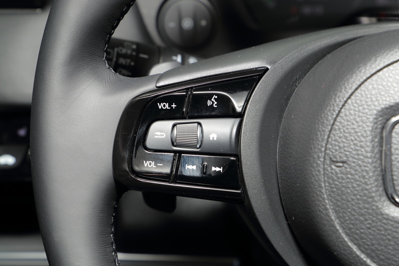 ステアリングに付いている各ボタンの表示は外光が入っても見やすい配色になっている。e：HEV Zとe：HEV PLaYはステアリングヒーターも付く