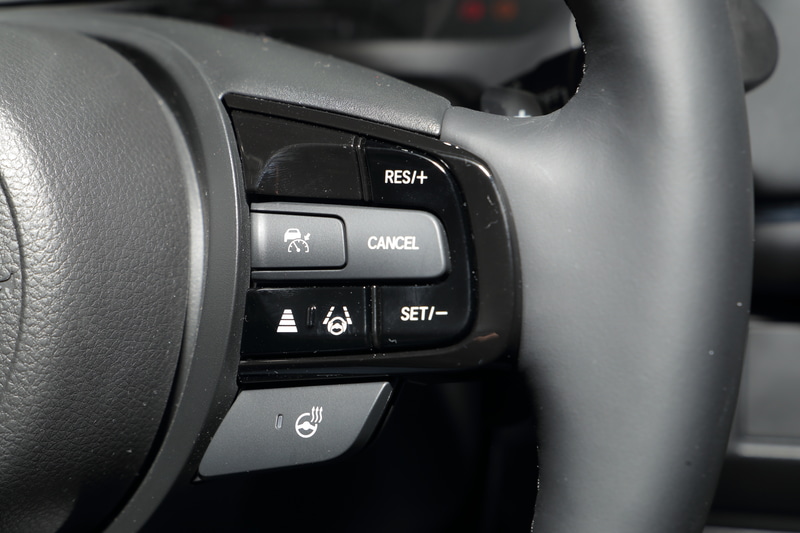 ステアリングに付いている各ボタンの表示は外光が入っても見やすい配色になっている。e：HEV Zとe：HEV PLaYはステアリングヒーターも付く